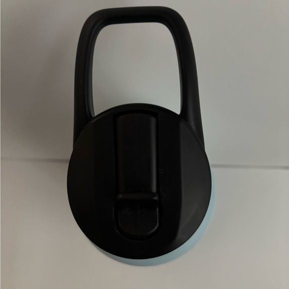 NEVER USED SKY BLUE BOTTLE WITH BLACK LID AND FLIP SPOUT.  32 oz - Picture 4 of 6